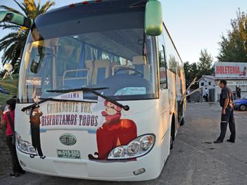 Autobus del programa "Cuidándote vos, Disfrutamos Todos" de la JND