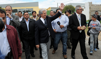 Presidente Vázquez en recorrida por barrio Cerro Pelado, Maldonado