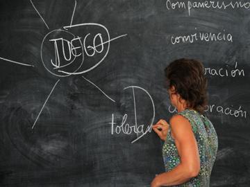 profesora escribiendo en pizzarrón profesora escribiendo en pizzarrón