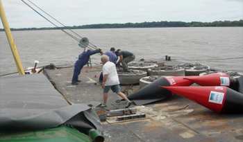 Desarrollo de tareas inherentes al balizamiento. Foto: Caru Desarrollo de tareas inherentes al balizamiento. Foto: Caru