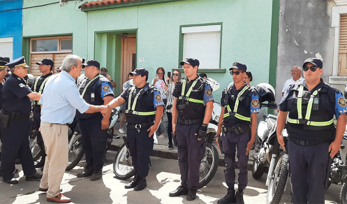Jorge Larrañaga, con efectivos policiales de Maldonado