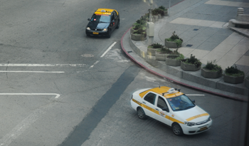 Taxis circulando por la ciudad