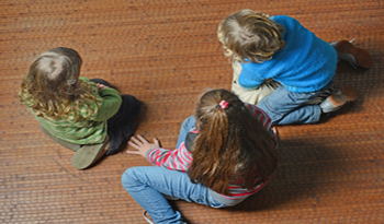 Niños y niñas jugando