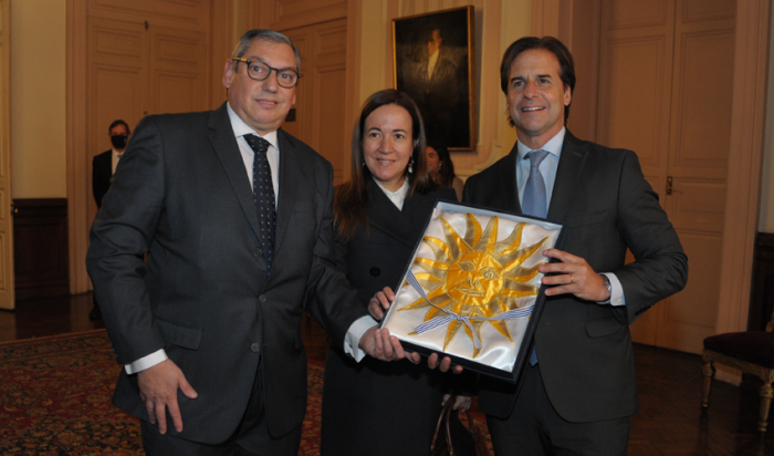 Presidente Lacalle Pou con el embajador Carlos Enciso