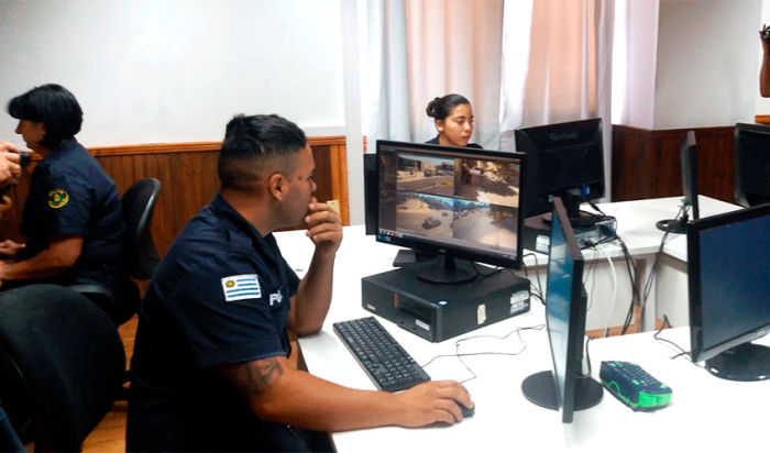 Sala de monitoreo de cámaras de videovigilancia en la ciudad de Canelones