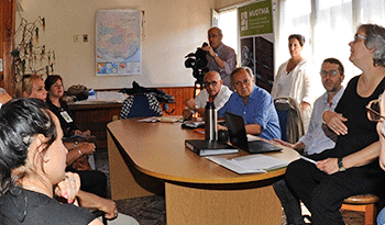 Jorge Rucks con vecinos de Artigas