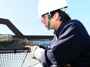 Joven con cazco de trabajador de la construcción