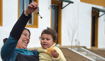 Beneficiaria del Plan Juntos con llave de vivienda en mano Beneficiaria del Plan Juntos con llave de vivienda en mano