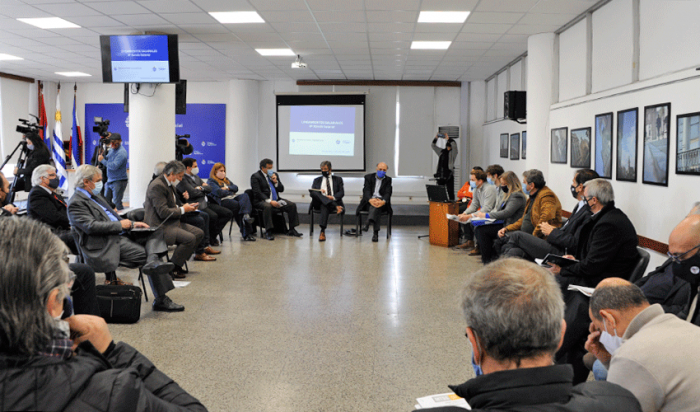 Autoridades, trabajadores y empresarios en el Ministerio de Trabajo y Seguridad Social
