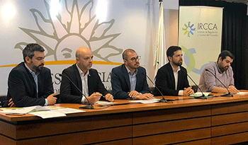 Autoridades en la firma de convenio