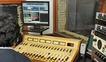 Puesta al aire de emisión de Radio Nacional.