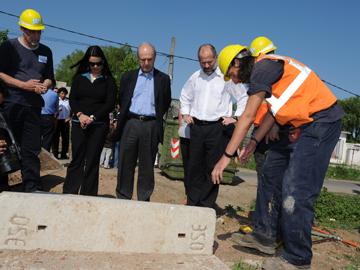 Autoridades participan de habilitación de agua potable en asentamientos