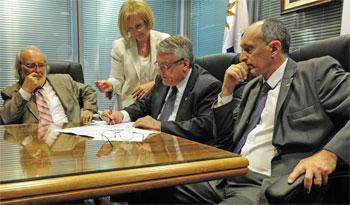 Alberto Scavarelli, y Gonzalo Casaravilla en firma de convenio