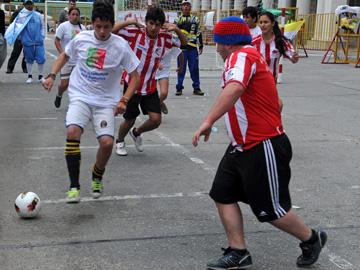 Fútbol jugado por jóvenes