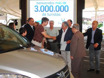Mujica recibiendo al turista "3millones"