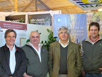 Ministro Aguerre junto a autoridades en la 104 Expo Salto