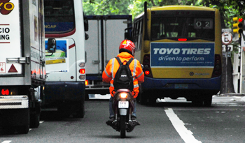 Motociclista en vía urbana