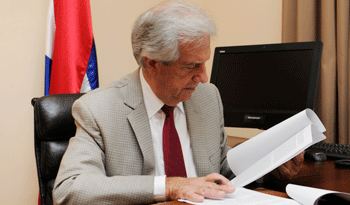 Tabaré Vázquez en oficina de Suárez y Reyes