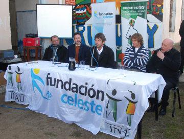 Autoridades con futbolistas de la selección Uruguaya