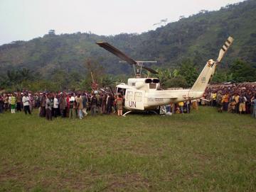 Personas subiendo a avión