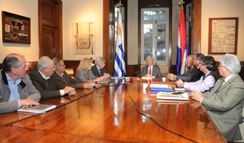 Presidente Tabaré Vázquez junto a ministros en conferencia de prensa