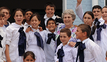 María Auxiliadora Delgado junto a escolares en una recorrida que realizó por el interior de Uruguay
