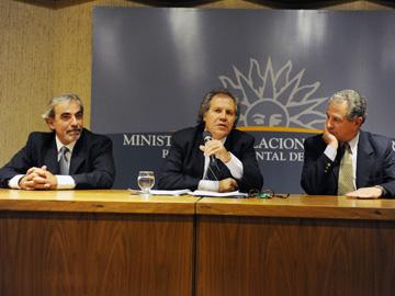 Subsecretario Luis Porto, canciller Luis Almagro y jerarca saliente Roberto Conde