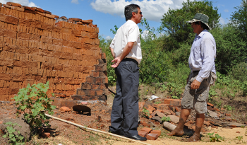 Álvaro García con ladrillero de Artigas