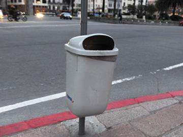 Papelera de basura en la calle