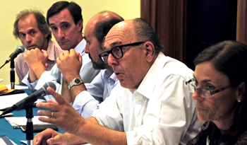 El intendente de Canelones, Marcos Carámbula, explica las obras en su jurisdicción