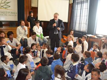 Ministro Venegas en el acto con los niños