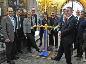 Autoridades en la entrega de aparatos para ejercicios