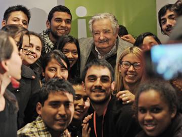Presidente José Mujica con jóvenes en el foro regional