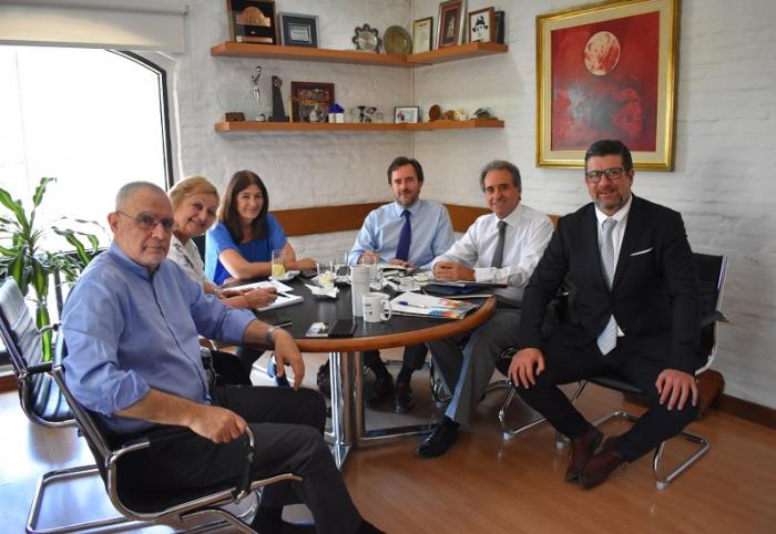 Autoridades actuales y futuras en la sede del Ministerio de Turismo