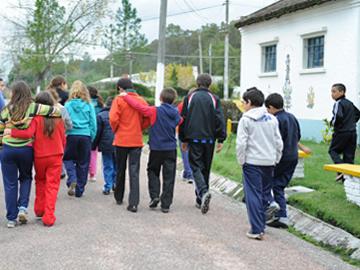 Niños caminando