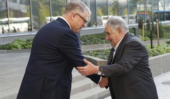 Presidente Mujica es recibido por primer ejecutivo de UPM, Jussi Pesonen. Foto UPM Media Center