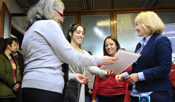 Carolina Cosse entrega reconocimiento a jóvenes becados