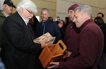 Eduardo Bonomi recibe obsequio elaborado por privados de libertad de Punta de Rieles Eduardo Bonomi recibe obsequio elaborado por privados de libertad de Punta de Rieles