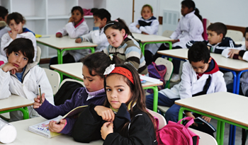 Escolares en aula, foto de archivo