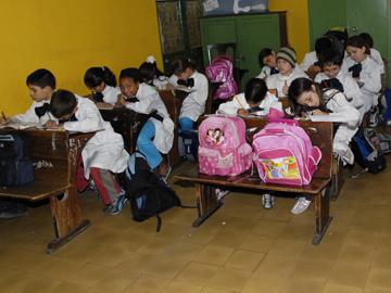 Estudiantes en salón de clase