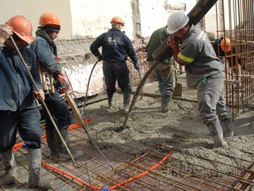 Gente trabajando en otras de la construcción