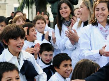 Maestra y niños