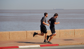 Actividades recreativas en la Rambla de Montevideo