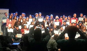 Diplomados reciben su título en la Sala Zitarrosa de Montevideo