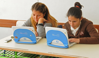 Estudiantes liceales con computadoras del Plan Ceibal