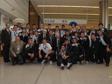 Selección Sub 17 posando a su arribo en el aeropuerto