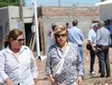 Ministra Eneida de León, en la recorrida por las casas construidas y reparadas de Dolores