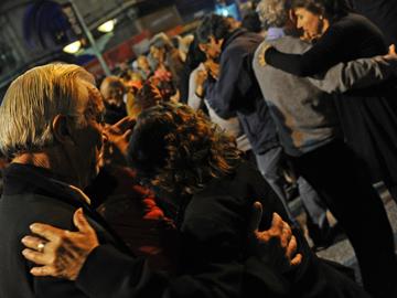 Parejas bailan Tango frente a Plaza Independencia