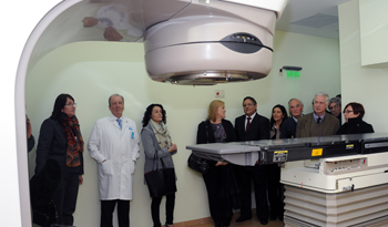 Autoridades en presentación de equipamiento para efectuar radioterapia en INCA