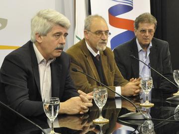 Autoridades en conferencia de prensa